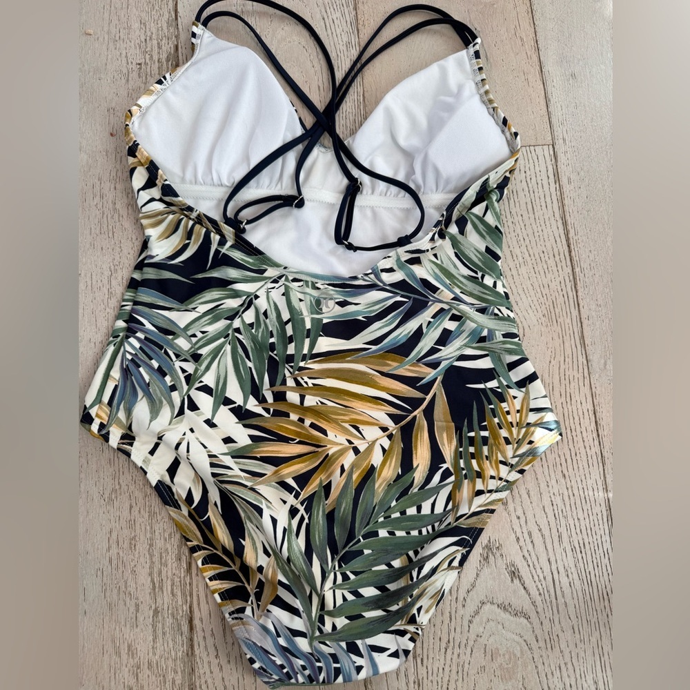 Hurley Ladies' One-Piece Swimsuit, UPF
50+, Cayman Palms, Size L - Picture 5 of 8